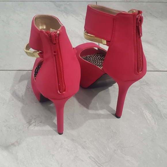 Heels - Picture 3 of 3